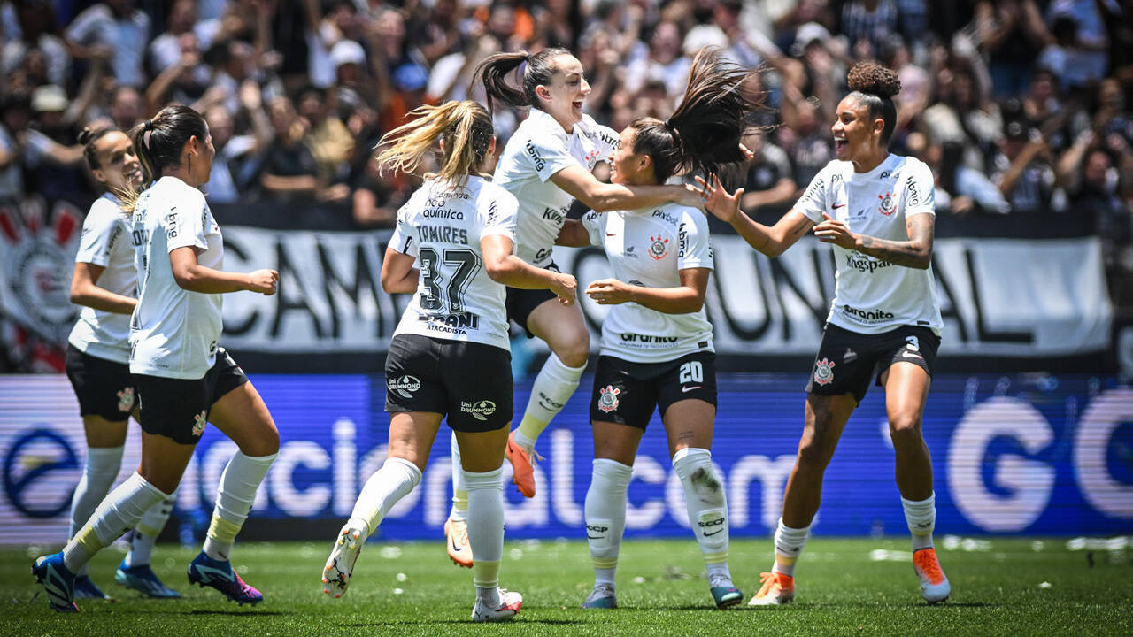 Corinthians faz goleada histórica contra o Palmeiras e vai à final do